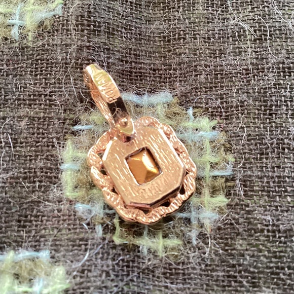 Pendant with pretty very blue stone gold finish.good size ROMAN stamped - Picture 3 of 4